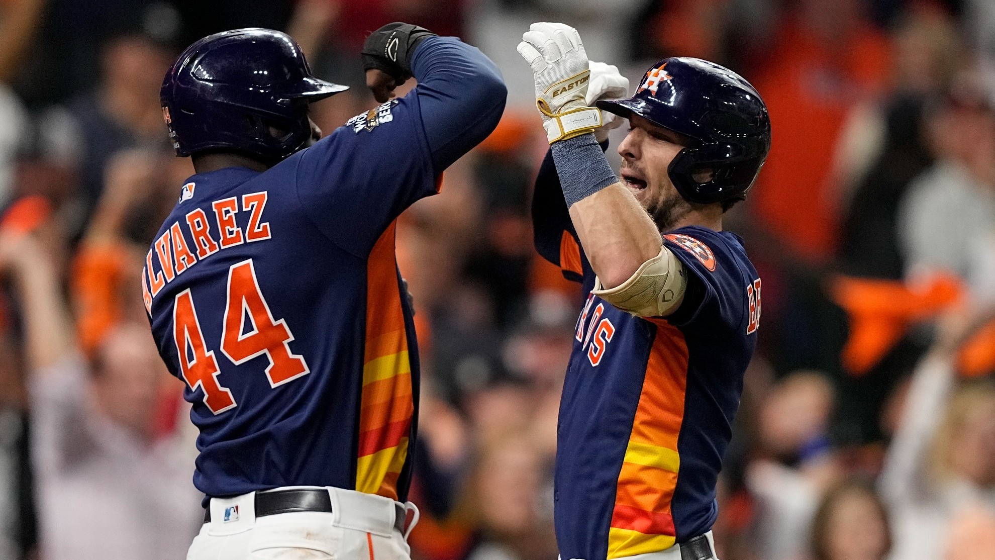 Yordan Álvarez y Alex Bregman festejan el jonrón que aumentó la ventaja de los Atros 5-0