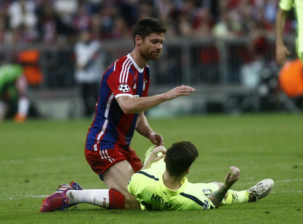 Messi despus de sufrir una falta de Xabi Alonso en el Alianz Arena.