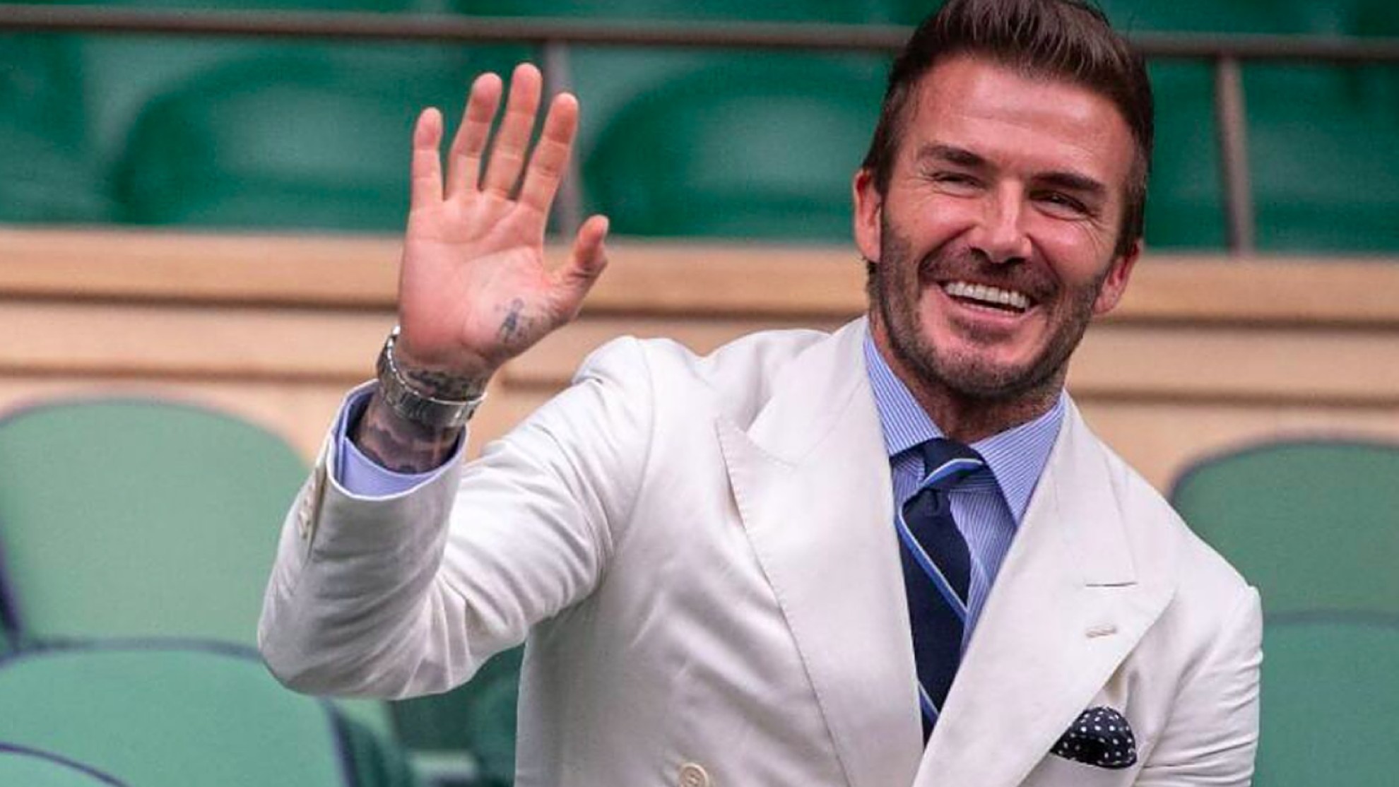 Furor por la minicartera y el maletín de lujo de Goyard que David Beckham  lució en París - LA NACION