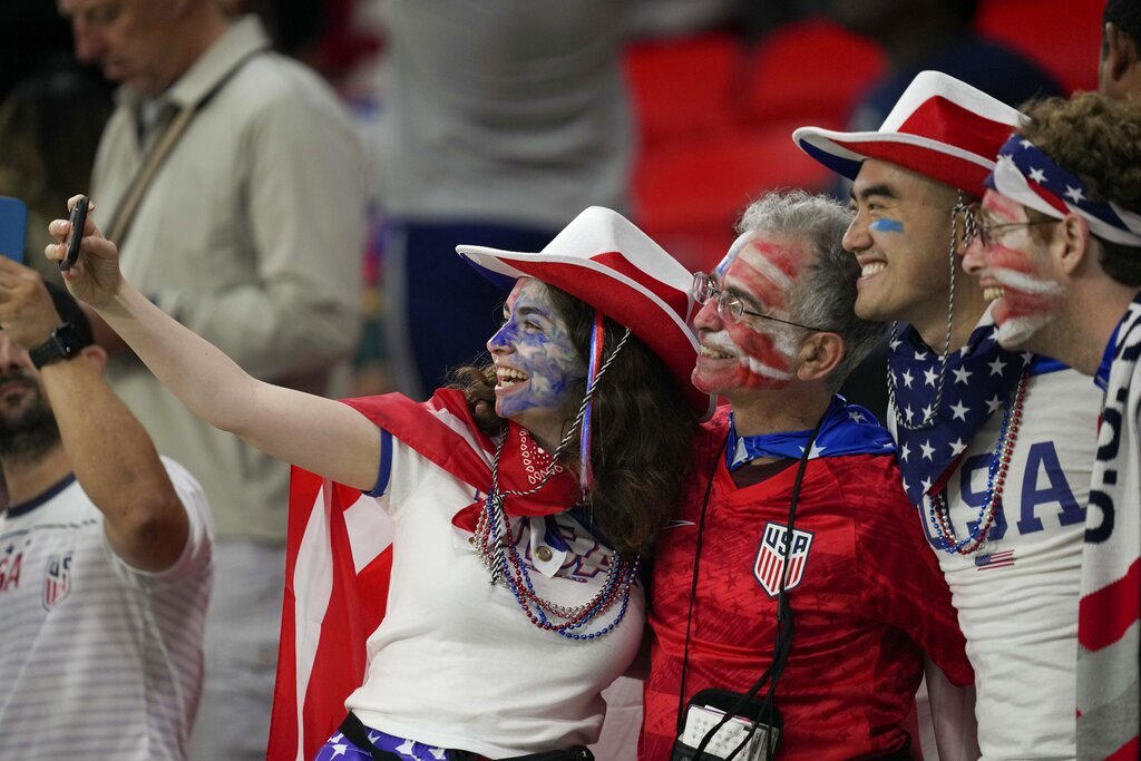 Un grupo de fans de Estados Unidos se toman una selfie.