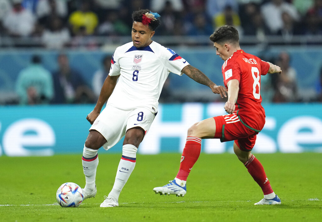 Weston McKennie controla la pelota en el choque contra Gales.