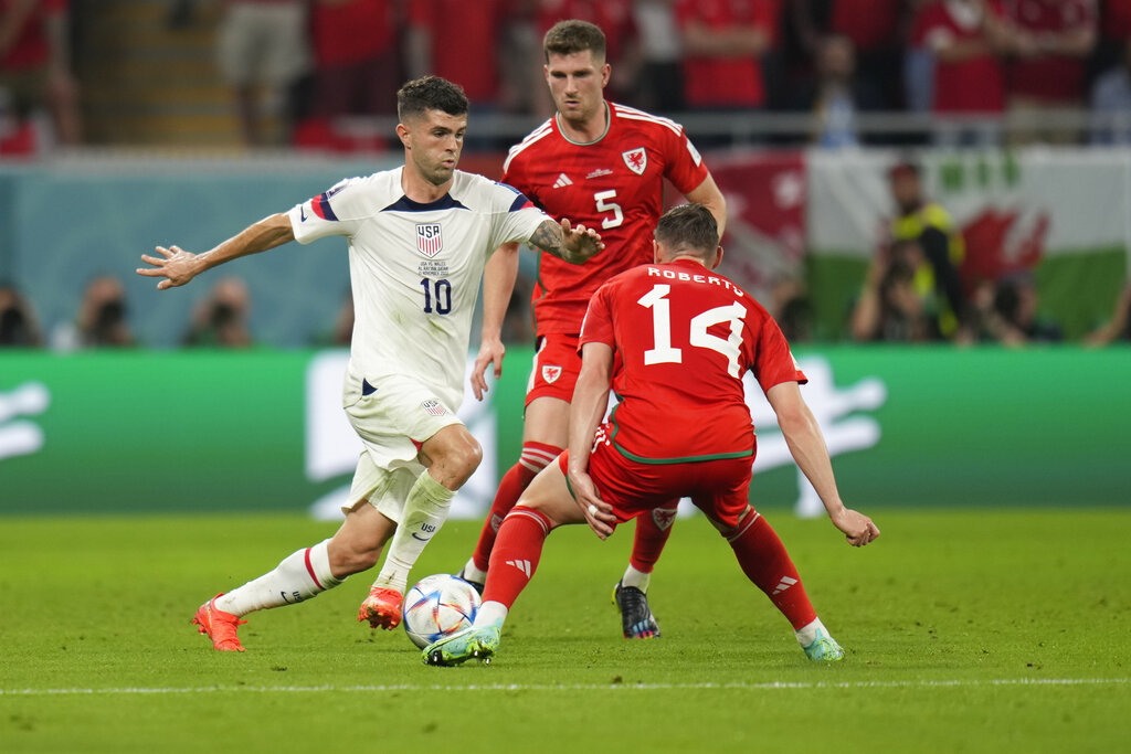 Christian Pulisic conduce un baln ante una doble marca de los...