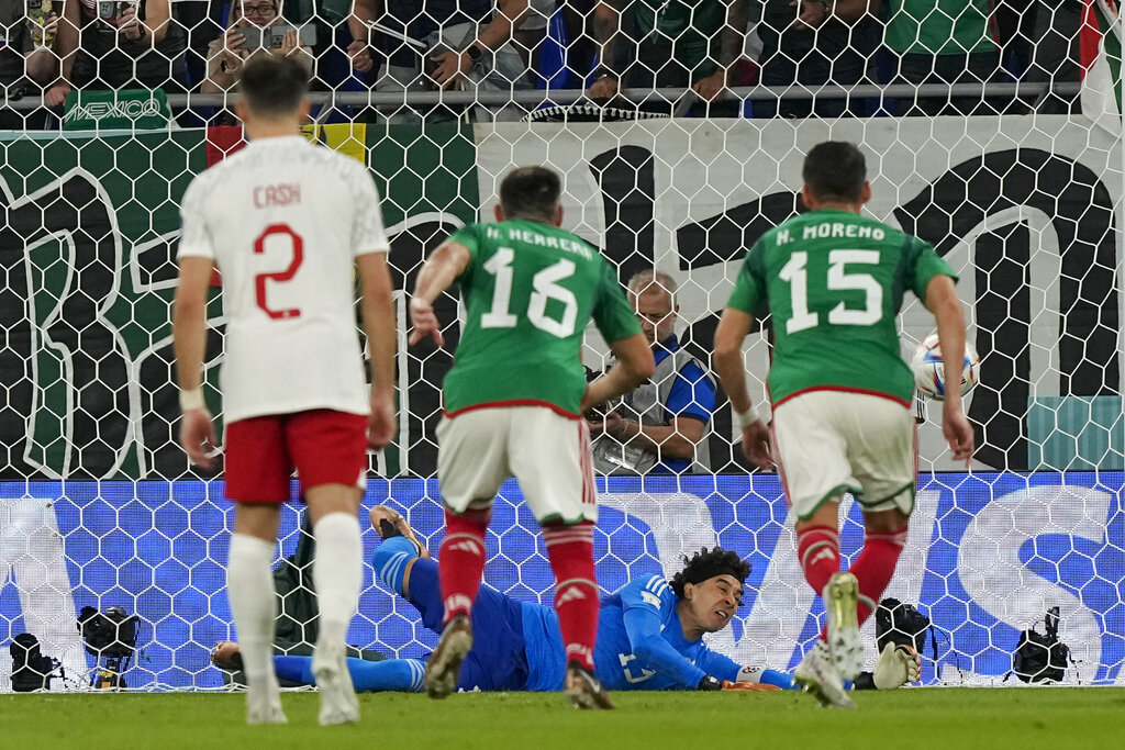 El portero tricolor festeja su quinto Mundial con una atajada...