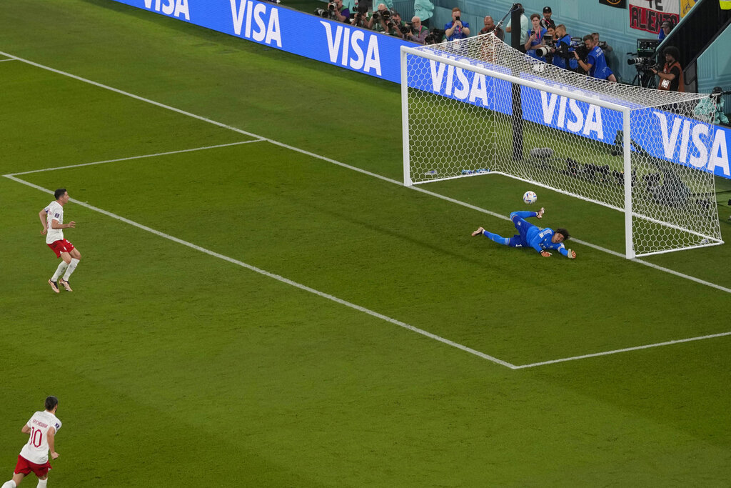 El portero tricolor festeja su quinto Mundial con una atajada...