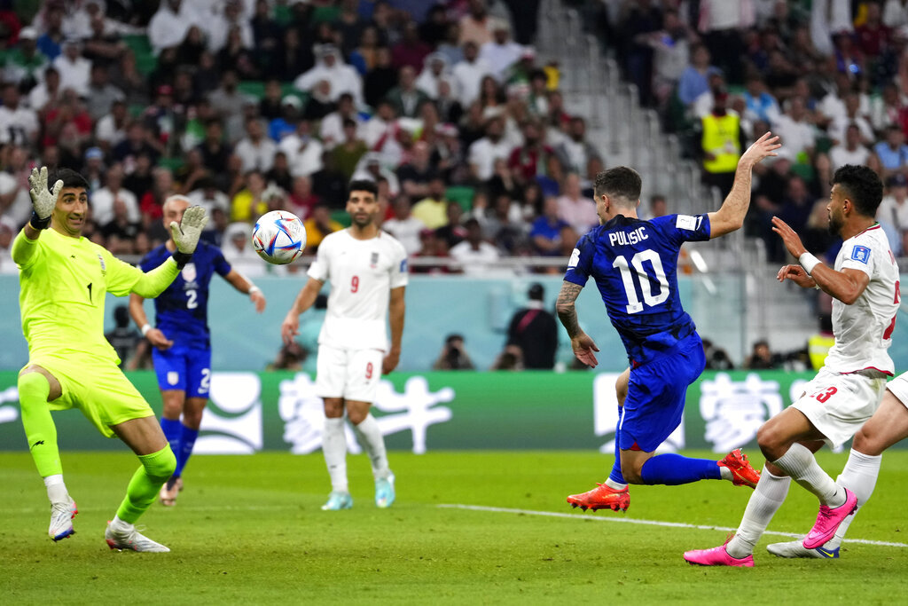 Pulisic remat una asistencia de Sergio Dest y se llev un golpe...