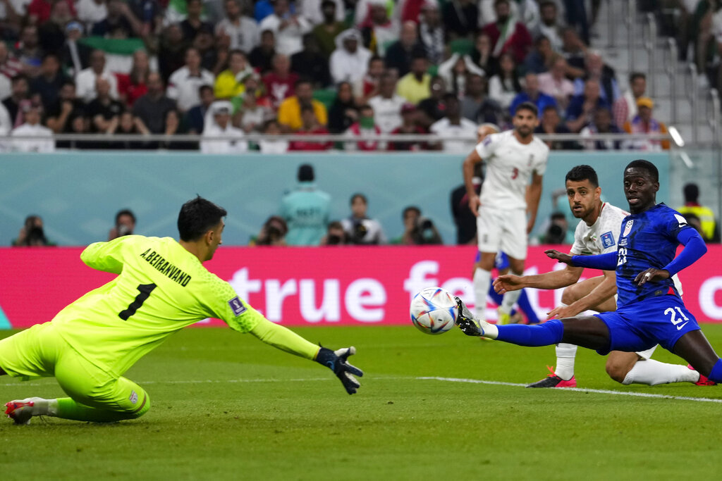 Tim Weah intenta un remate, pero esta vez se fue sin gol.