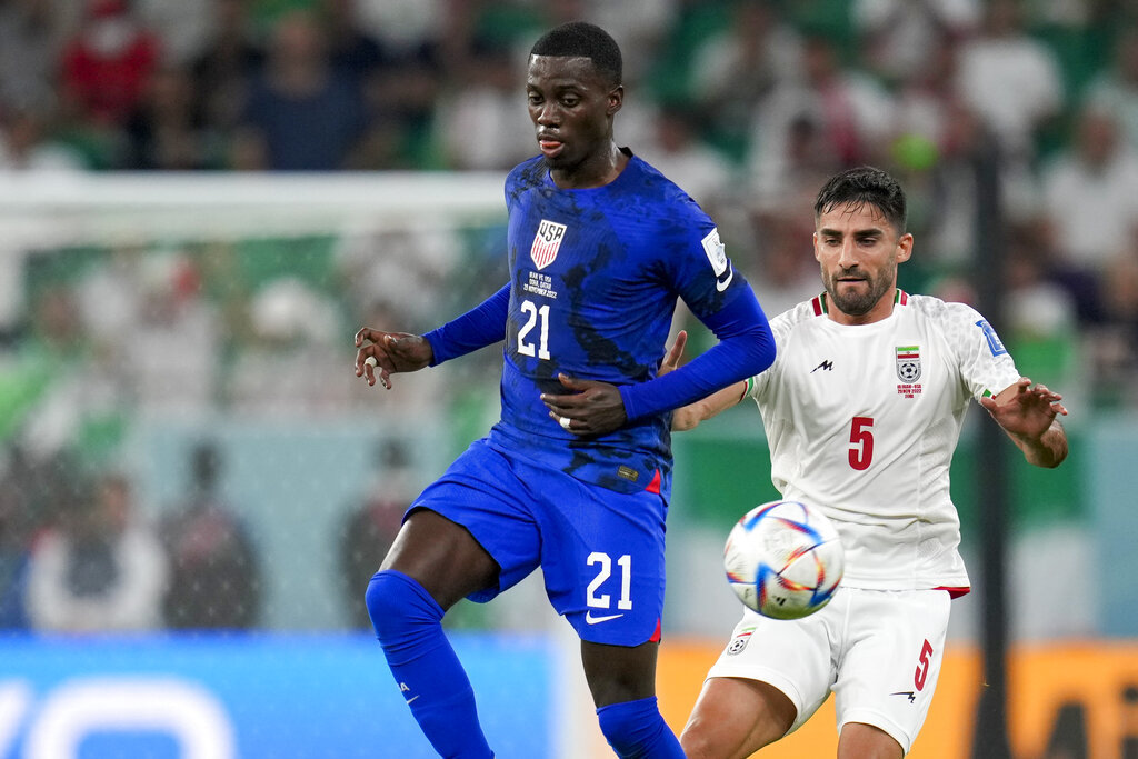 Tim Weah se prepara para recibir el baln.