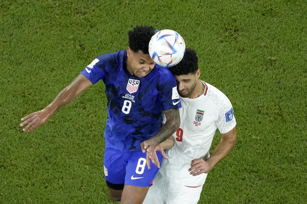 Weston McKennie disputa una pelota con la cabeza.