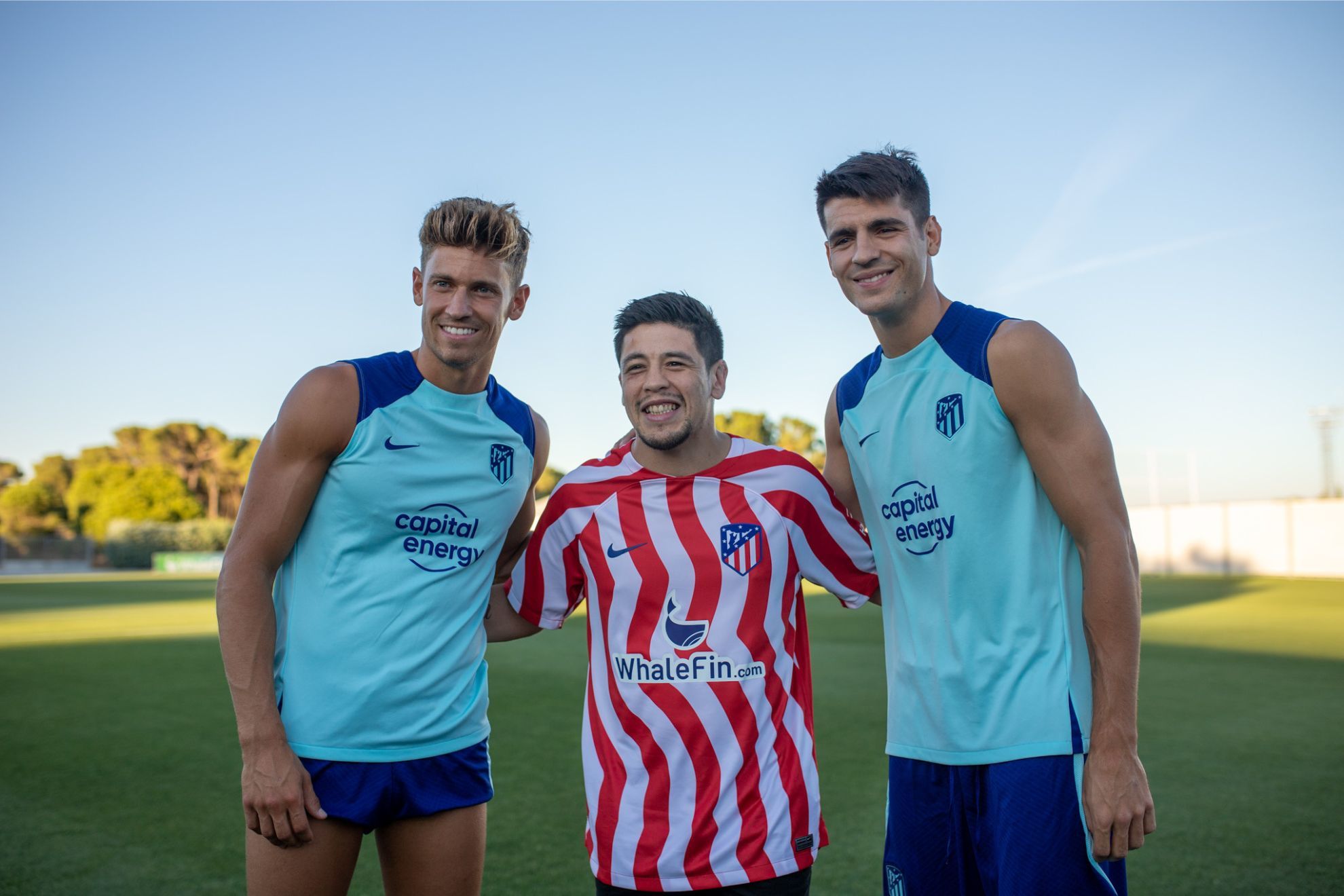 Marcos Llorente y lvaro Morata (futbolistas del Atltico de Madrid) posan con Brandon Moreno.