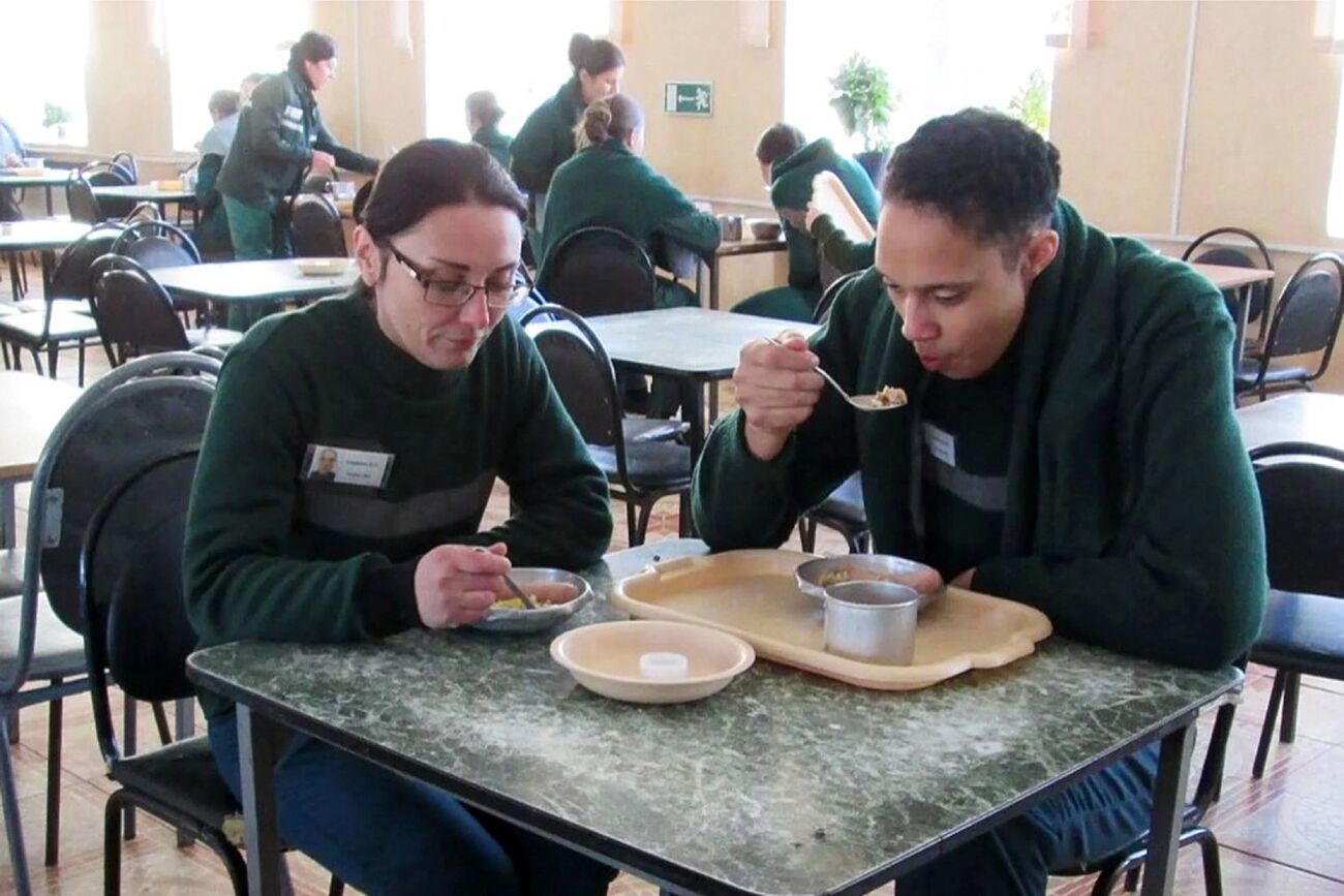 Griner almorzando con una compaera de prisin en la penitenciara...