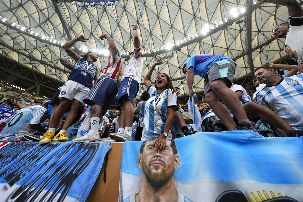 Los argentinos pintaron de albiceleste el estadio Lusail.