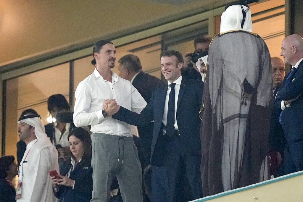 Zlatan Ibrahimovic comparti palco con el presidente Macron.