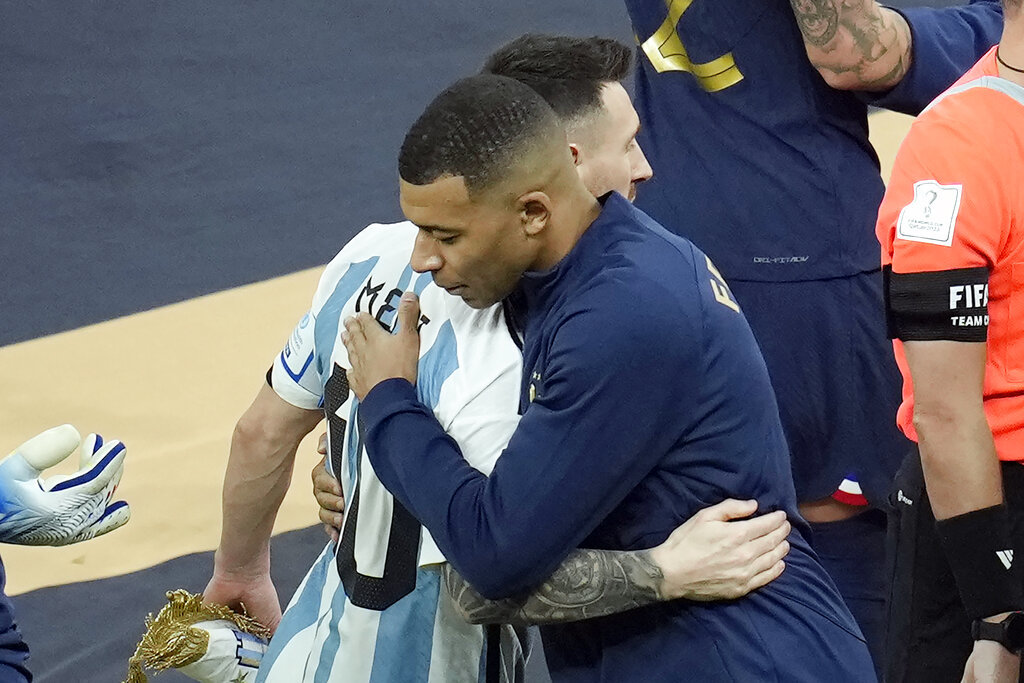 Compaeros en el PSG, Messi y Mbapp se saludaron con