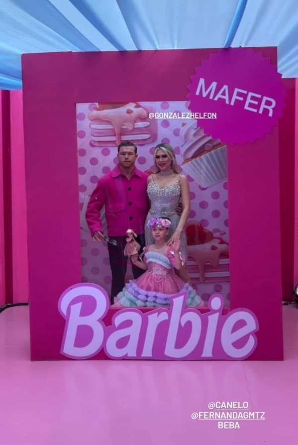 Canelo y su familia en una caja de 'Barbie'. / Instagram @gonzalezhelfon