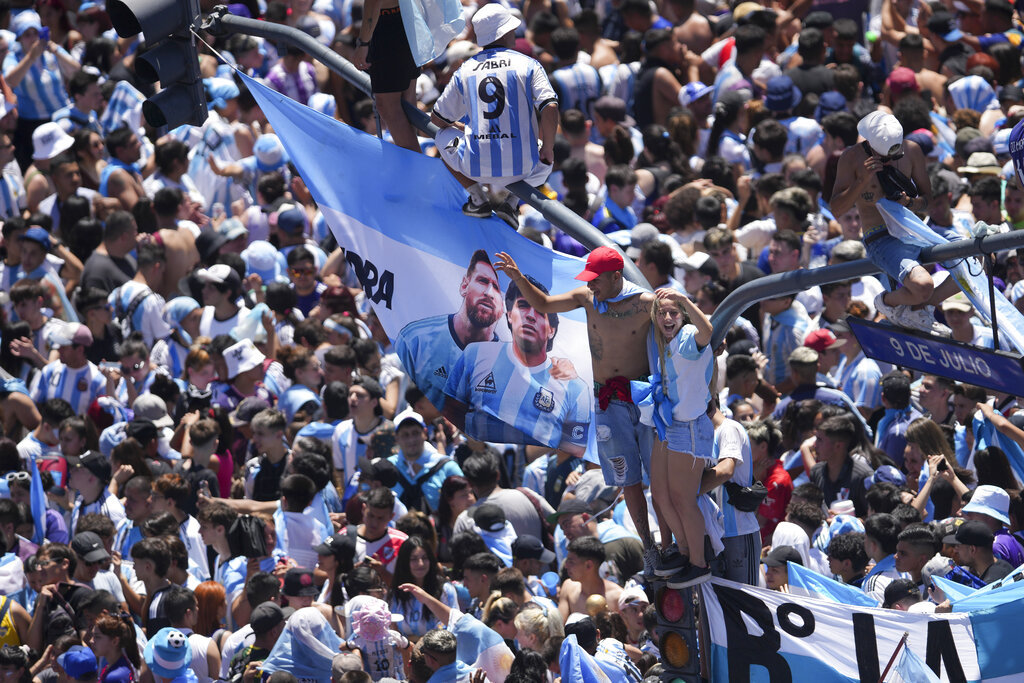 Las mejores postales del desfile de locura de Argentina con sus...
