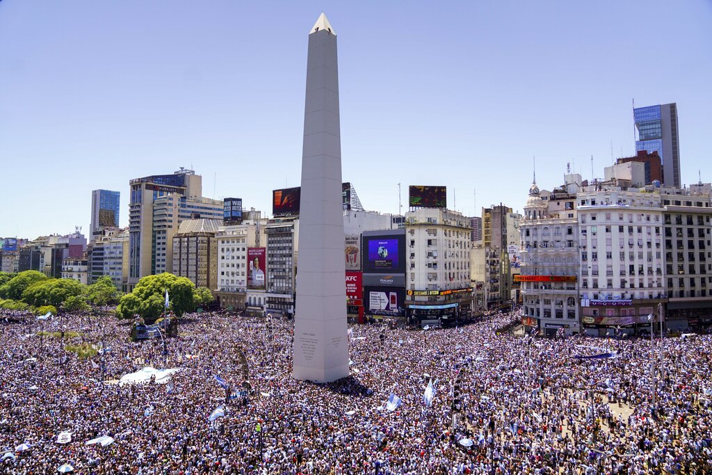 Las mejores postales del desfile de locura de Argentina con sus...