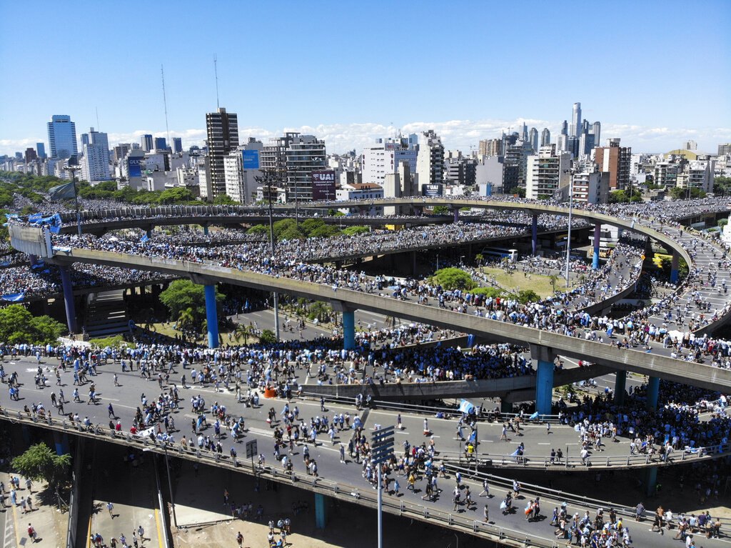 Las mejores postales del desfile de locura de Argentina con sus...