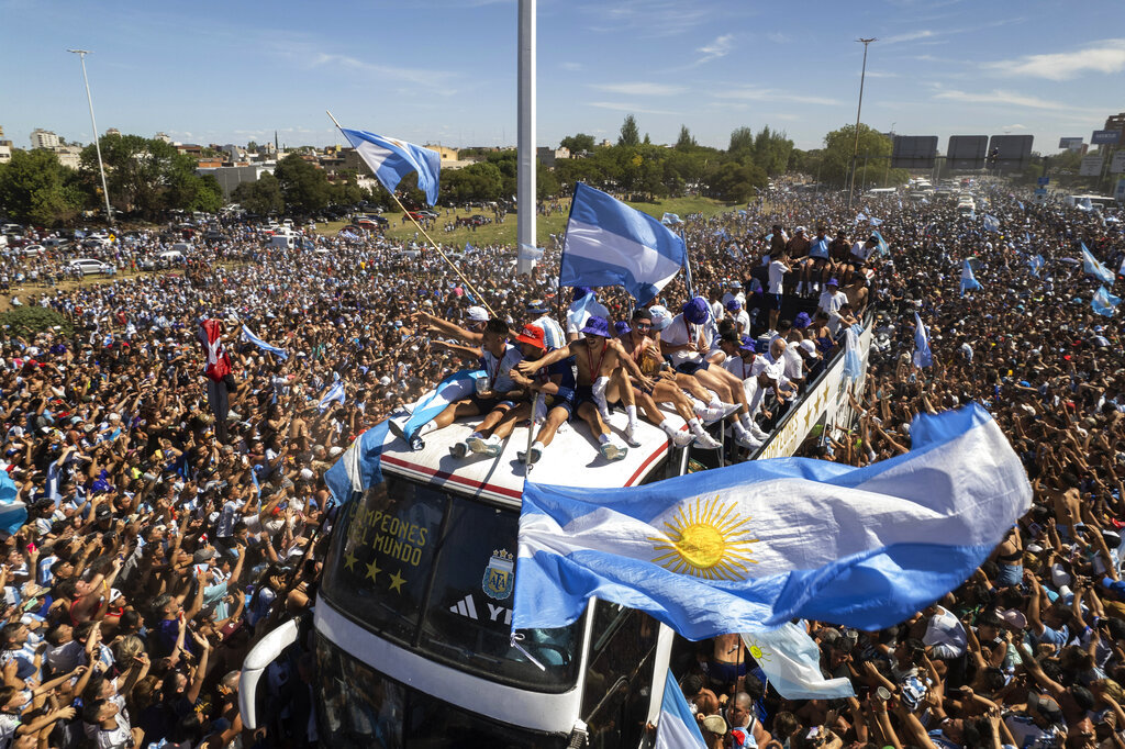 Las mejores postales del desfile de locura de Argentina con sus...