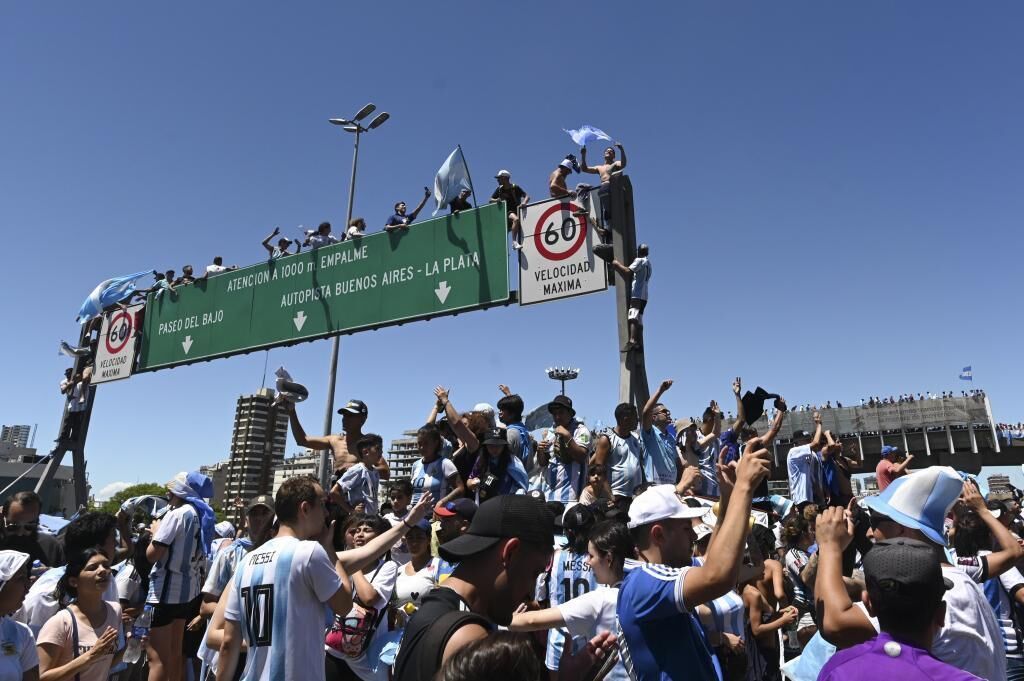 Las mejores postales del desfile de locura de Argentina con sus...