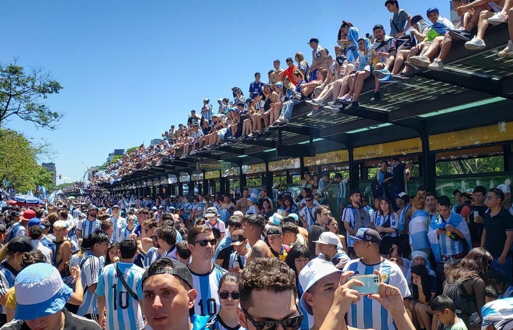 Las mejores postales del desfile de locura de Argentina con sus...