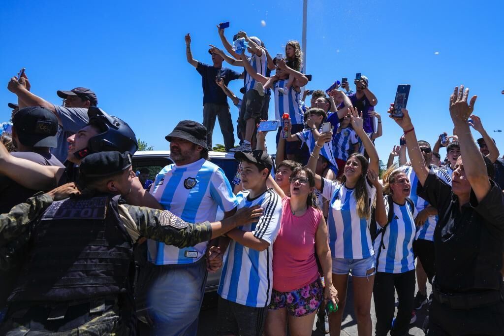 Las mejores postales del desfile de locura de Argentina con sus...