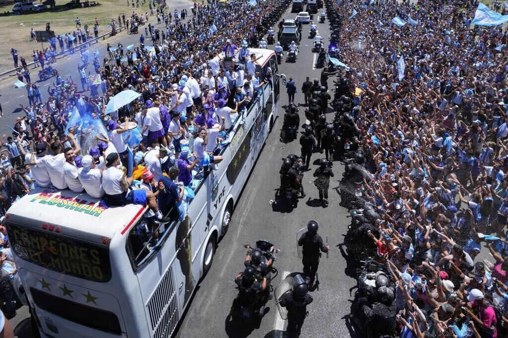 Las mejores postales del desfile de locura de Argentina con sus...