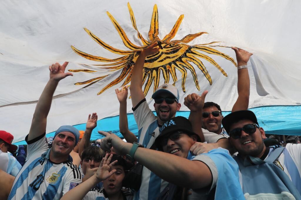 Las mejores postales del desfile de locura de Argentina con sus...