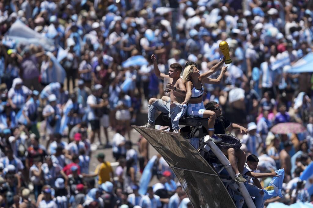 Las mejores postales del desfile de locura de Argentina con sus...