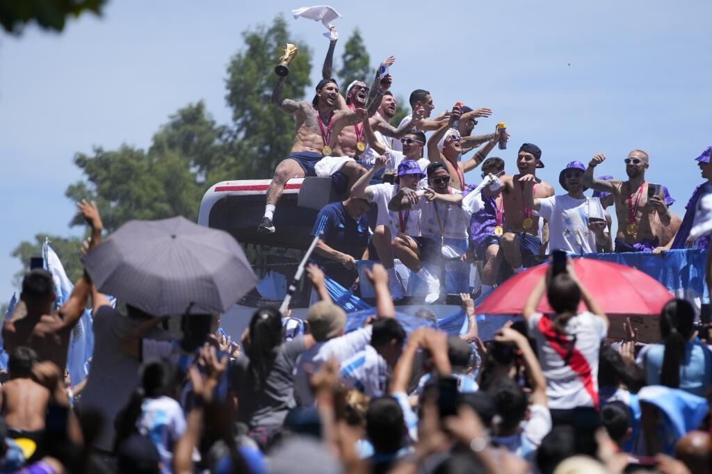 Las mejores postales del desfile de locura de Argentina con sus...