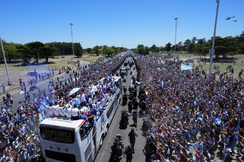 Las mejores postales del desfile de locura de Argentina con sus...