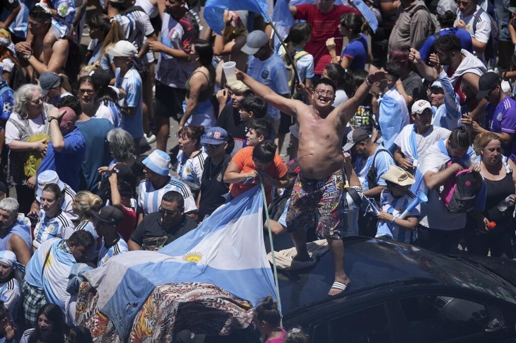 Las mejores postales del desfile de locura de Argentina con sus...