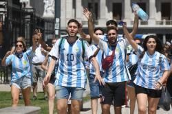 Las mejores postales del desfile de locura de Argentina con sus...