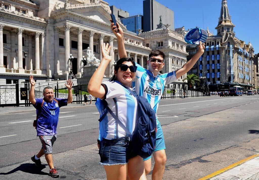 Las mejores postales del desfile de locura de Argentina con sus...