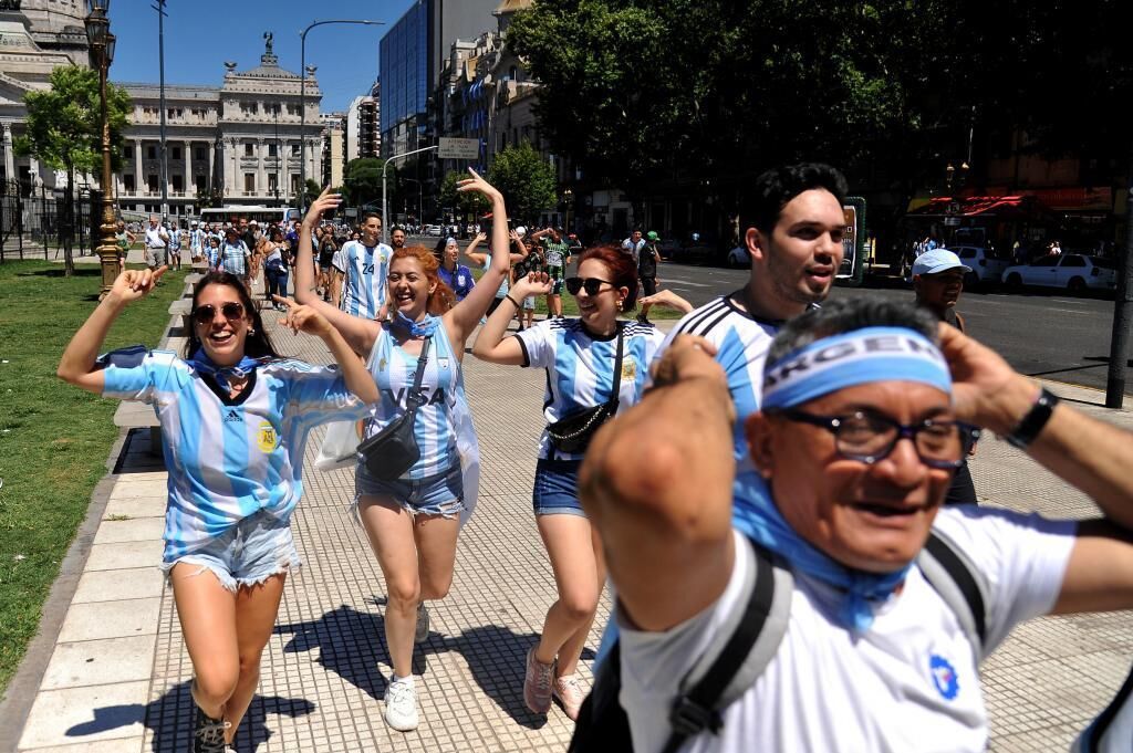 Las mejores postales del desfile de locura de Argentina con sus...