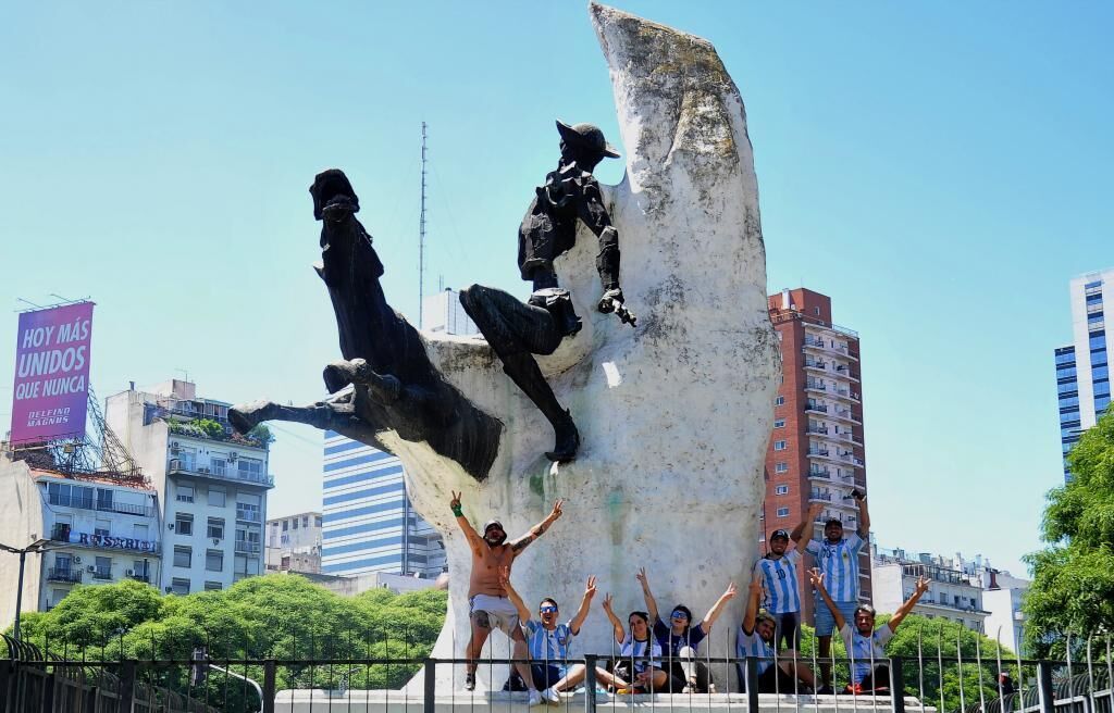 Las mejores postales del desfile de locura de Argentina con sus...