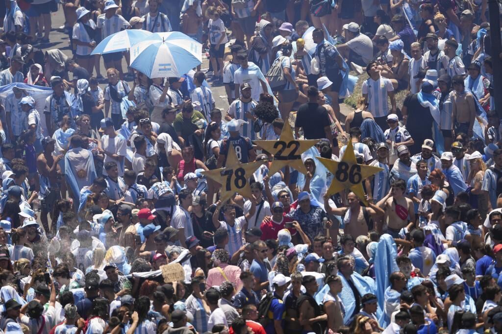 Las mejores postales del desfile de locura de Argentina con sus...