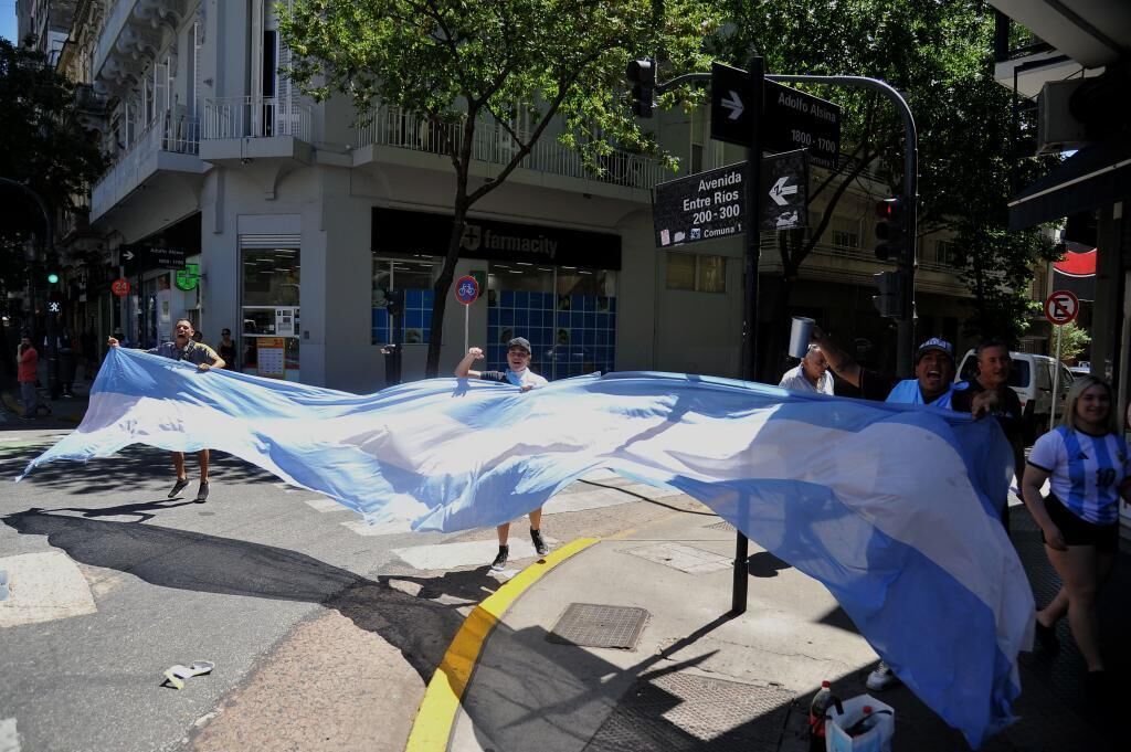 Las mejores postales del desfile de locura de Argentina con sus...