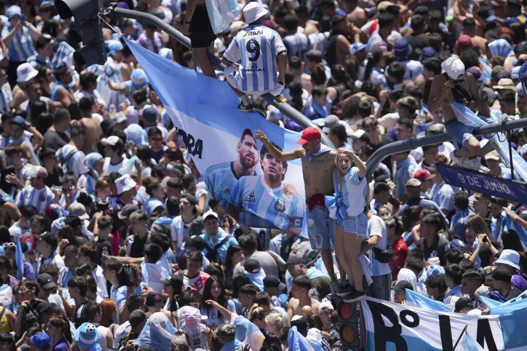 Las mejores postales del desfile de locura de Argentina con sus...