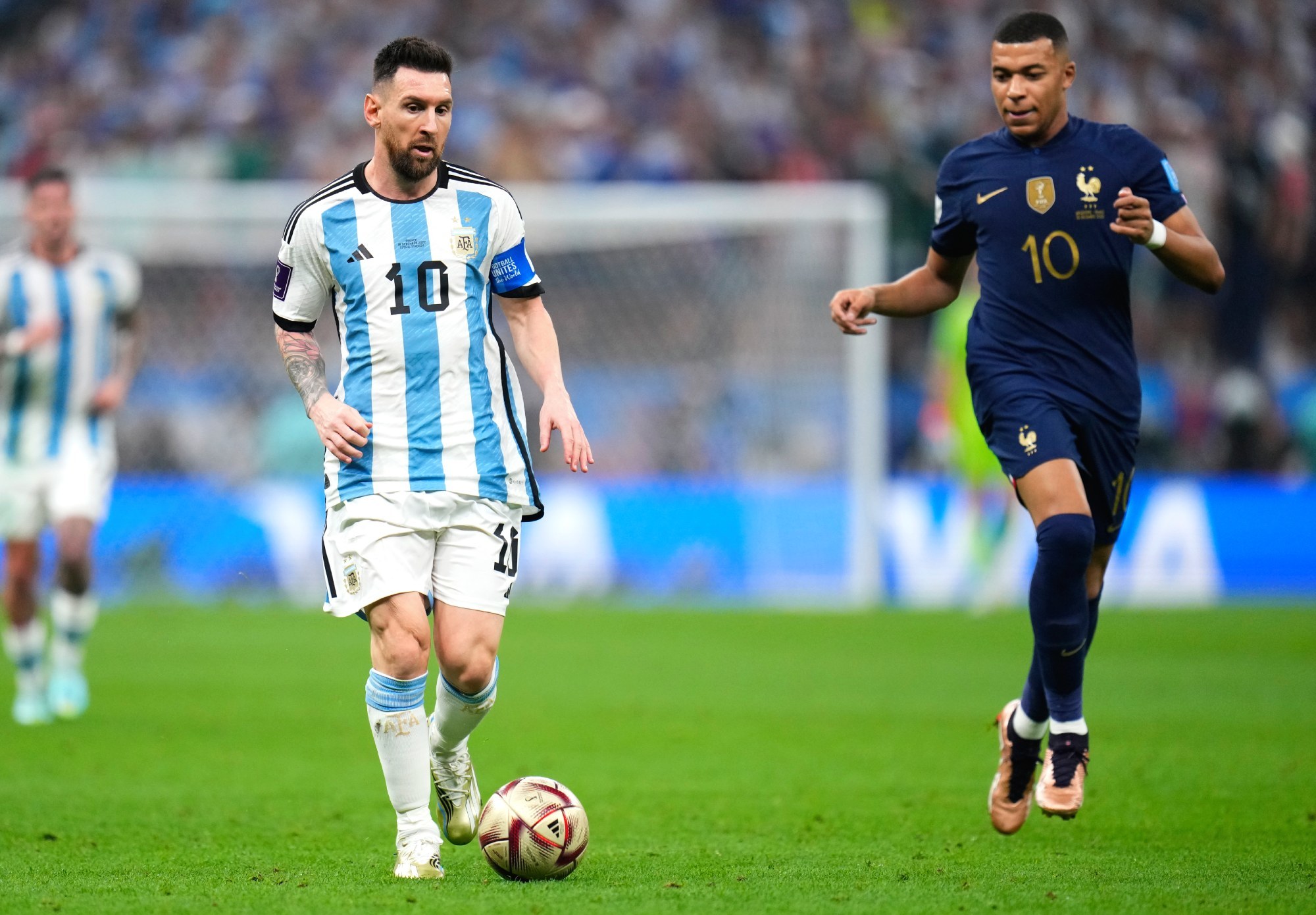 Leo Messi y Kylin Mbapp fueron los grandes protagonistas de la Final de la Copa del Mundo en Qatar donde marcaron tres y cuatro goles respectivamente