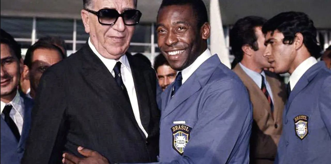 Pelé posa con el dictador, Emílio Garrastazu Médici, luego de conquistar el titulo en México 70