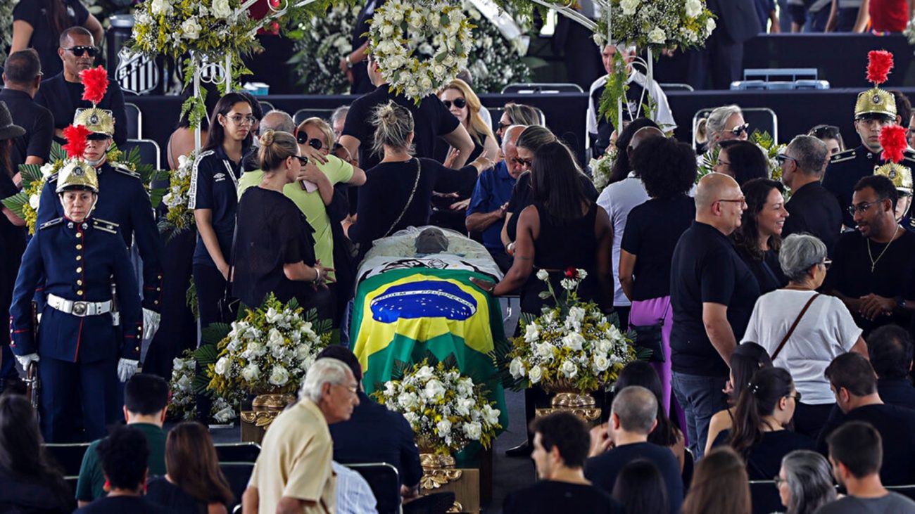 El ataúd con los restos de Pelé llegó al estadio del Santos de...