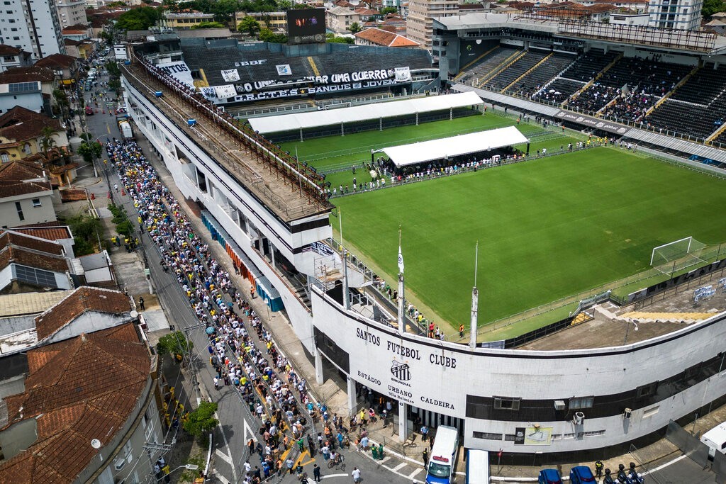 El atad con los restos de Pel lleg al estadio del Santos de...