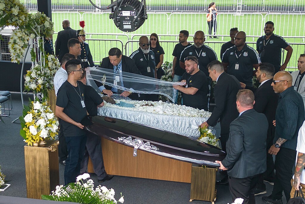 El atad con los restos de Pel lleg al estadio del Santos de...