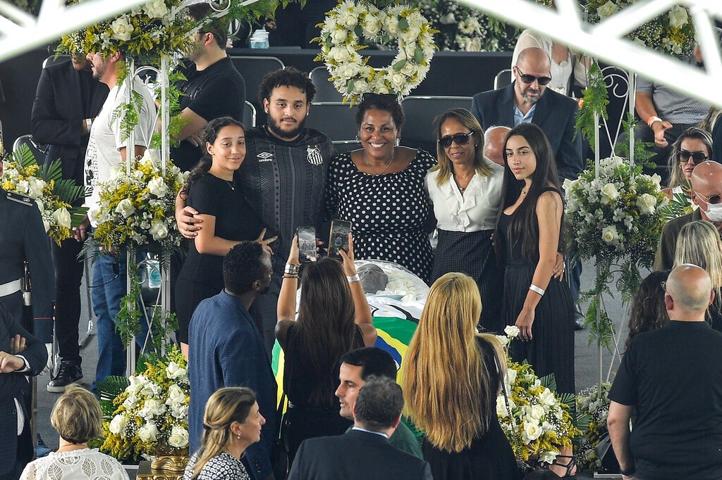 El atad con los restos de Pel lleg al estadio del Santos de...