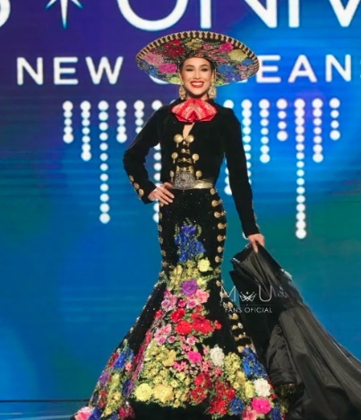 Irma Cristina Miranda luci un traje de charro.