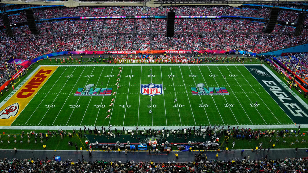 As luci el State Farme Stadium para el inicio del Super Bowl LVII.