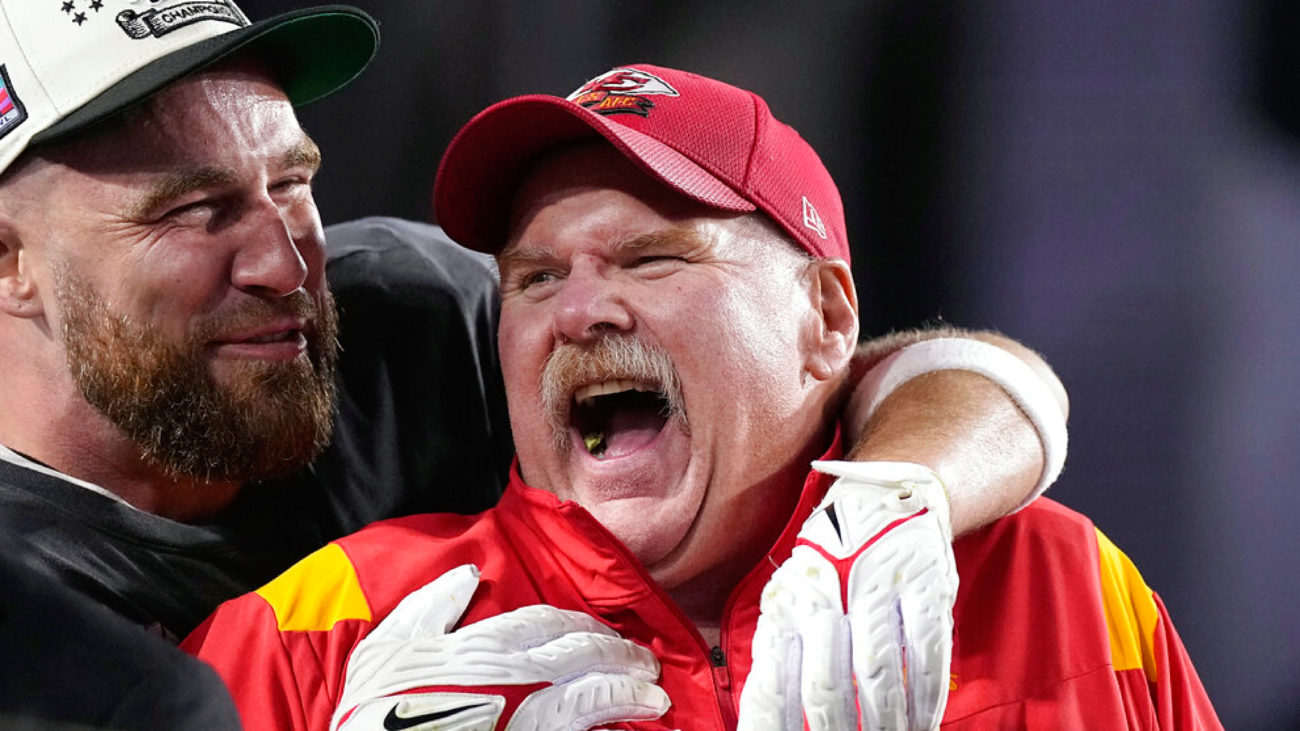 Todos queran felicitar al head coach Andy Reid.