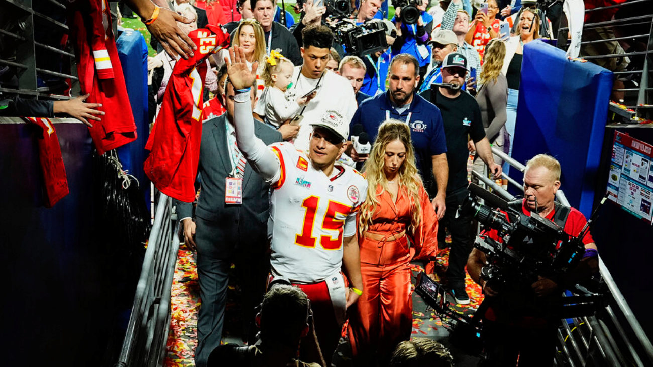 Patrick Mahomes no solt su telfono para las seflies.