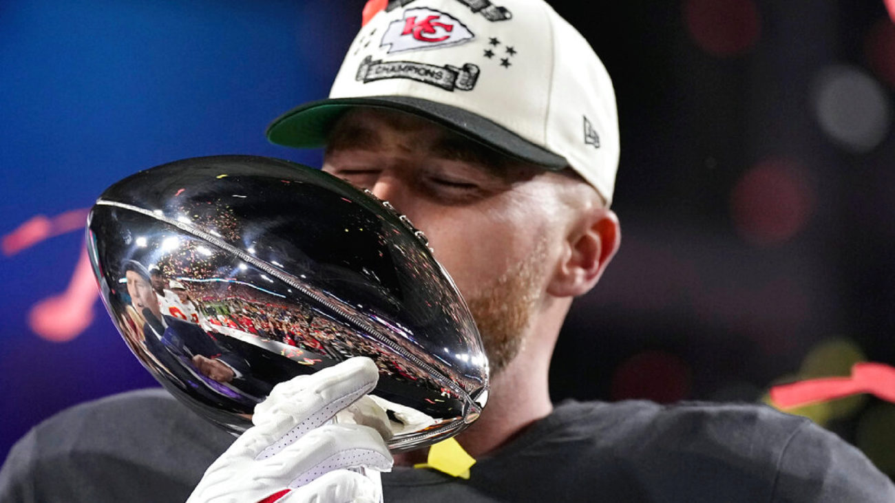 Travis Kelce besa el trofeo Vince Lombardi.