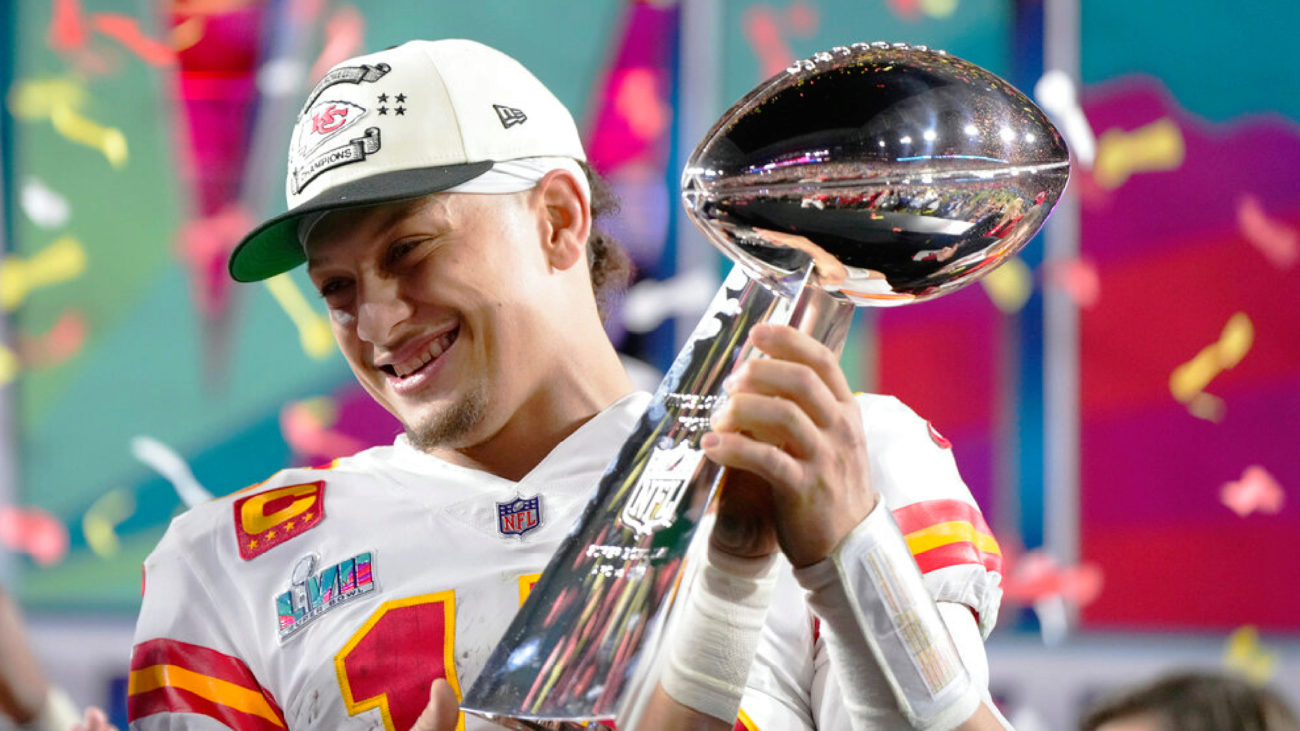 Pat Mahomes recibe el trofeo como campen de la NFL.